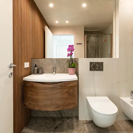 Modigliani Terrace Jacuzzi Golden House