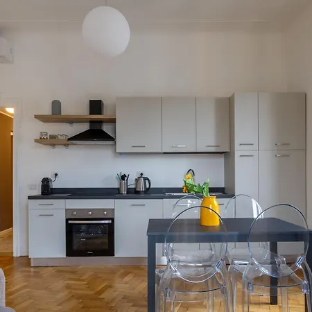 In Historic Building- Porta Venezia Apartament