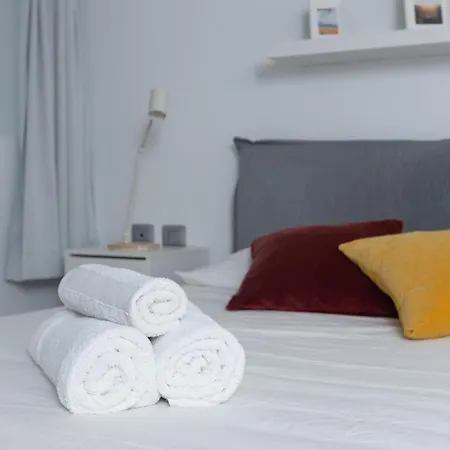 White And Brown Exclusive Loft With Terrace - Free Parking - M2 Station Apartmán