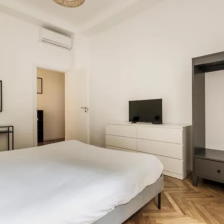 Luxury 4 Bedrooms Close To Duomo Apartment *