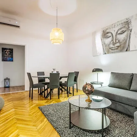 Luxury 4 Bedrooms Close To Duomo Apartment Milan