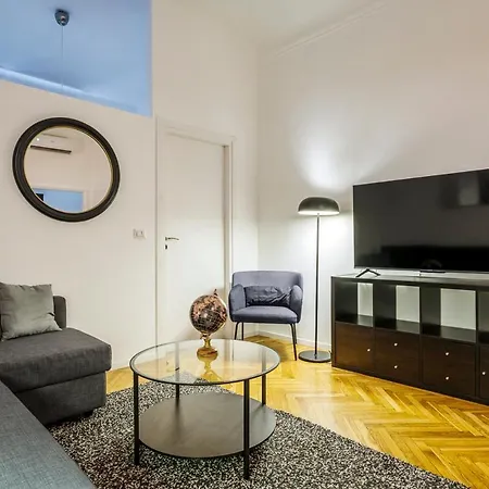 Luxury 4 Bedrooms Close To Duomo Apartment