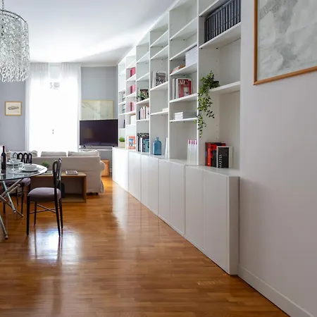 The Rent - Spacious Two-bedroom In Crocetta Apartament
