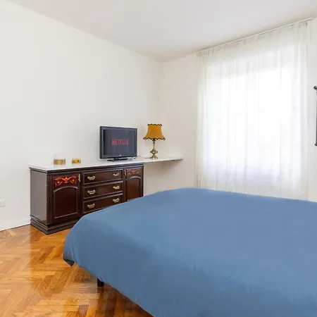 Modern With Balcony And Park View *