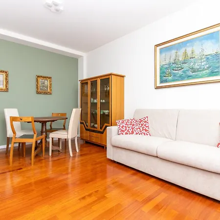 Modern With Balcony And Park View * Milán