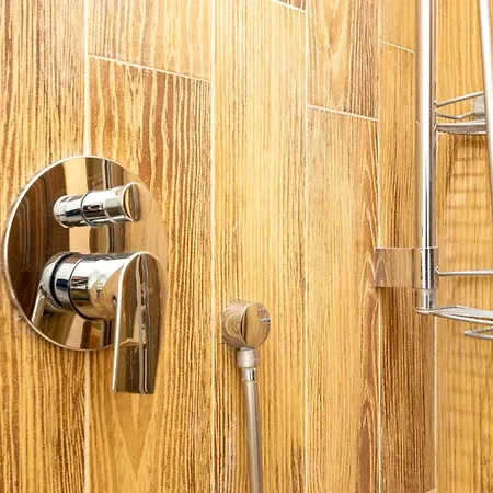 Modern With Balcony And Park View Milán