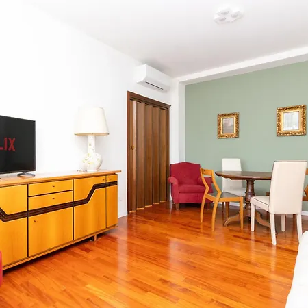 Modern With Balcony And Park View Apartamento *