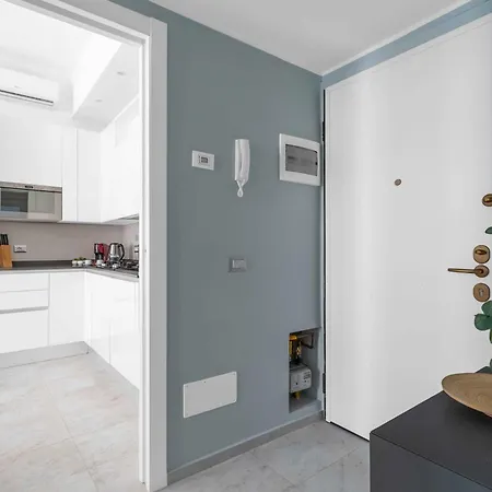 Bright Top-floor - 5mins Station Appartamento Milano