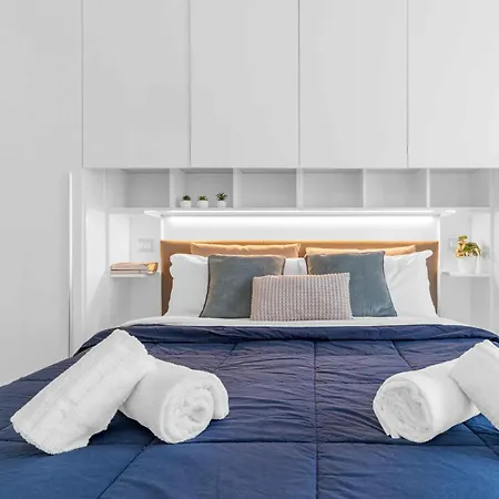Bright Top-floor - 5mins Station Appartamento Milano