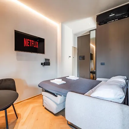 Terrazza Con Jacuzzi E Vista Iconica Sul Duomo Milán