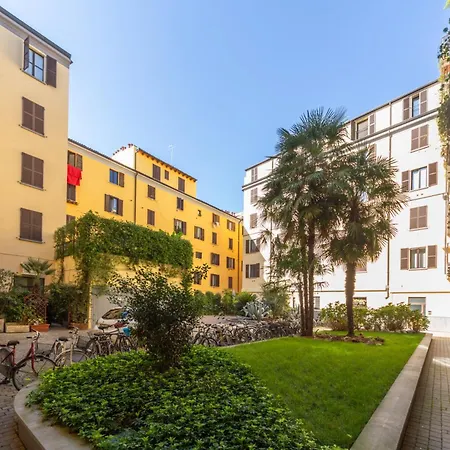 Stylish Loft In Porta Romana 아파트