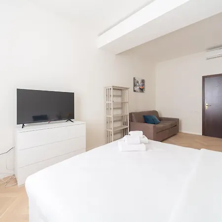 Charming 2-bedroom In Milanese Building Apartment Milan