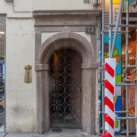 Charming 2-bedroom In Milanese Building Apartment