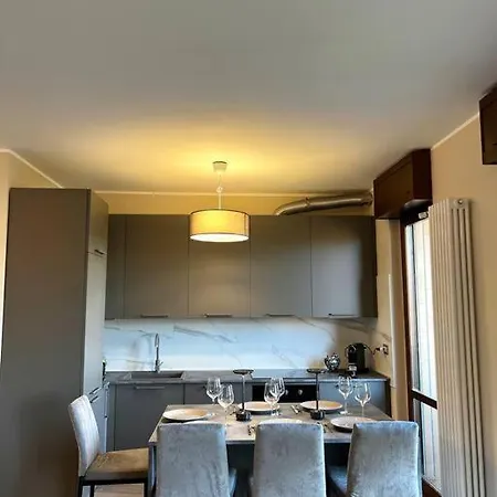 Stadio Fiera Ampio E Luminoso Con Balcone ミラノ