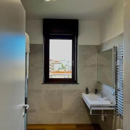 Apartment Stadio Fiera Ampio E Luminoso Con Balcone Mailand