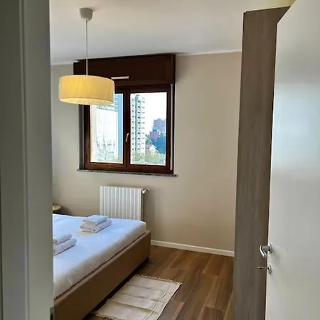 アパート Stadio Fiera Ampio E Luminoso Con Balcone ミラノ