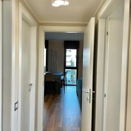 Stadio Fiera Ampio E Luminoso Con Balcone ミラノ