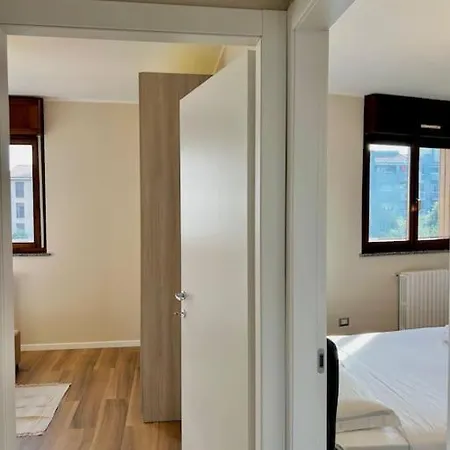 Stadio Fiera Ampio E Luminoso Con Balcone アパート *