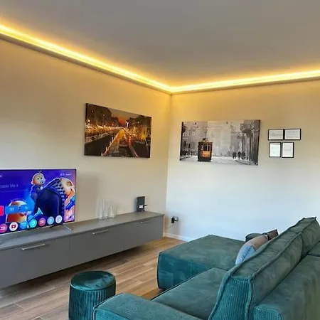 Stadio Fiera Ampio E Luminoso Con Balcone アパート ミラノ