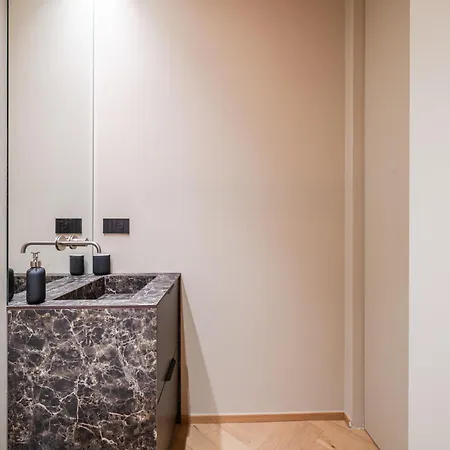 Terrazza Con Jacuzzi E Vista Iconica Sul Duomo * Milan