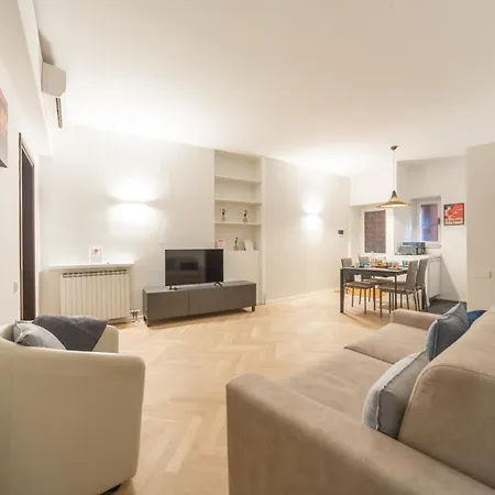 Charming 2-bedroom In Milanese Building Apartment Milan
