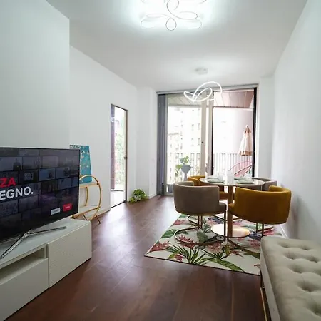 Isola 10 * ميلان