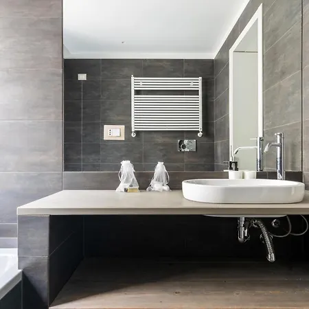 Ampio E Luminoso Trilocale In Zona Moscova 아파트 밀라노