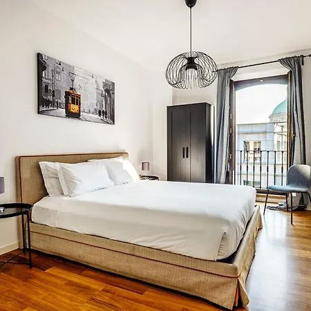 Elegant 2 Bedrooms Near Duomo * Милан