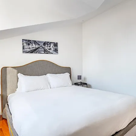 Elegant 2 Bedrooms Near Duomo Апартаменты