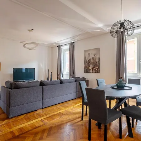 Exclusive 3 Bedrooms In Brera Apartament
