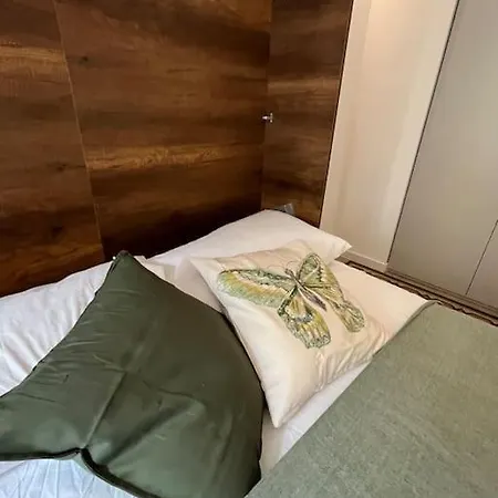 2 Bedrooms 2 Bathrooms And Ideal Subway Connection