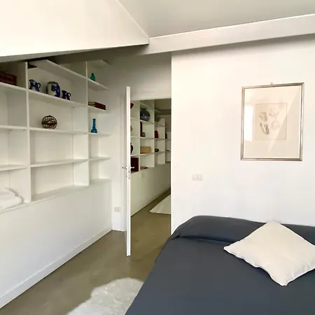 Sant Ambrogio Courtyard In Shared Flat Μιλάνο