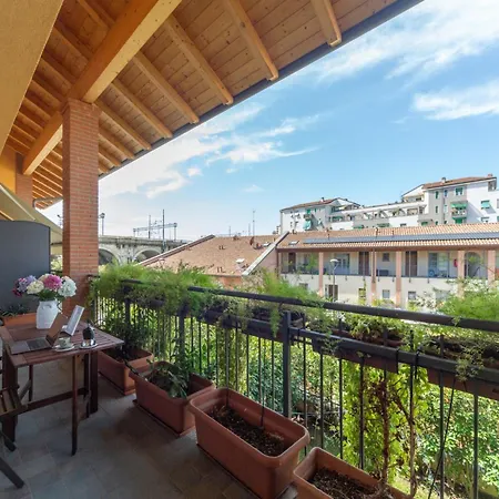 Spacious & Stylish 1-bedroom With Terrace アパート