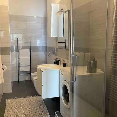 Artsy Flat With Shared Pool * Milan