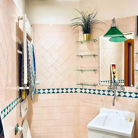 Artistic 2-bedroom Daire