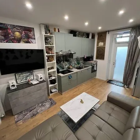New One Crescenzago Apartman