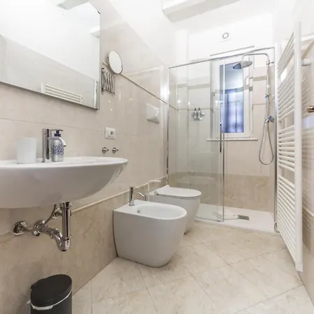 Charming 2-bedroom In Milanese Building Mailand