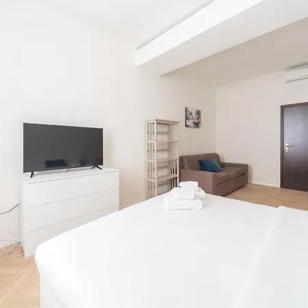 Charming 2-bedroom In Milanese Building Apartment