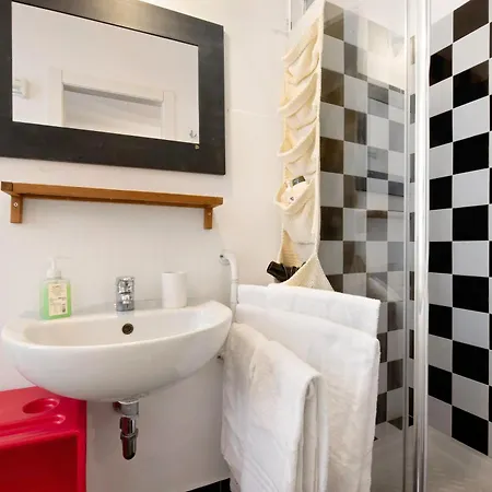 Comfy And Quiet, Great Location 아파트