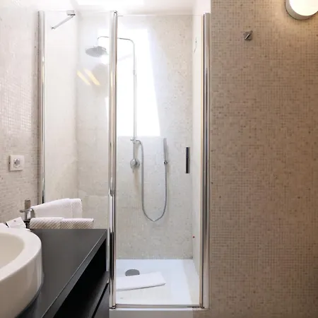 Elegante E Silenzioso Nel Cuore Di