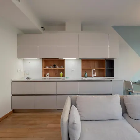 Elegante E Luminoso Con Box Auto A Pochi Passi Da Metropolitana M4