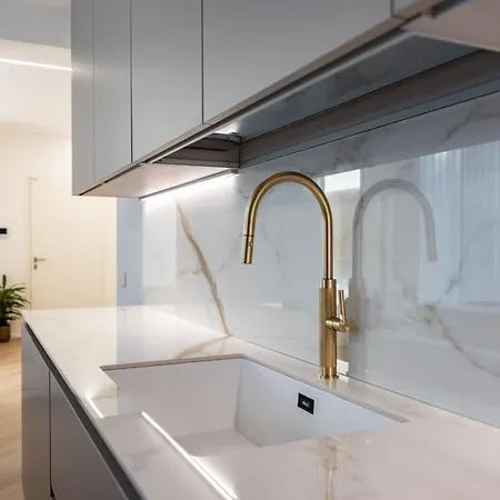 White House Con Posti Auto * Milánó