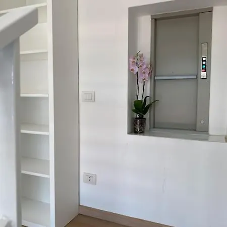 Penthouse Luce Near Metro-bus-tram דירה