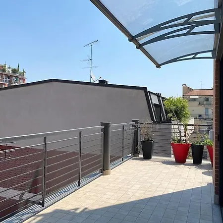 Penthouse Luce Near Metro-bus-tram דירה *