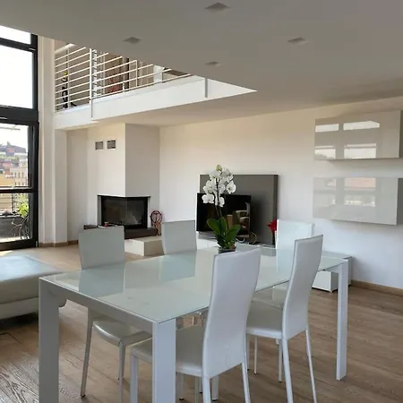 דירה Penthouse Luce Near Metro-bus-tram מילאנו