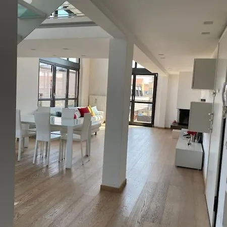 Penthouse Luce Near Metro-bus-tram דירה