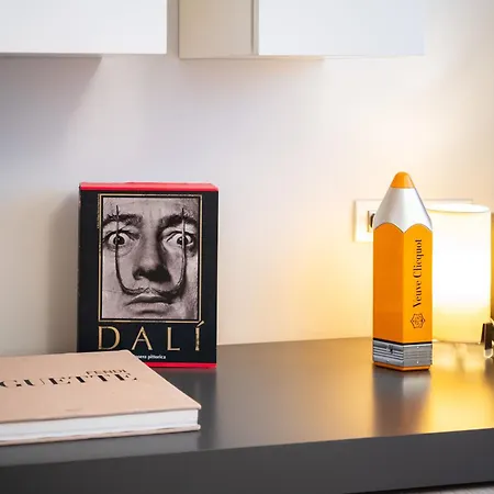 Daire Rego Panoramic View Floor *