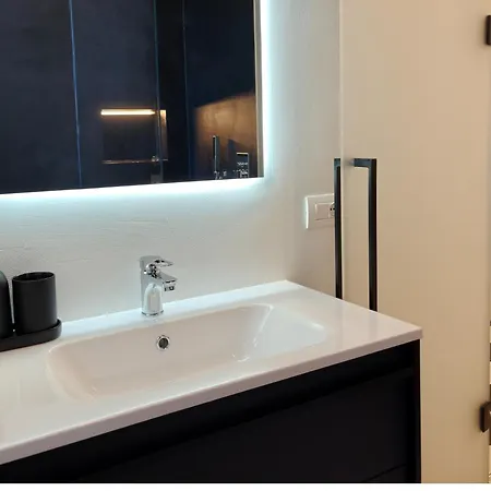 Black And White In Downtown With Ac, Wifi And Subway M1 M2 Airoport Connected, Station Apartman