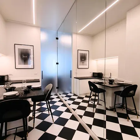Black And White In Downtown With Ac, Wifi And Subway M1 M2 Airoport Connected, Station Apartman *