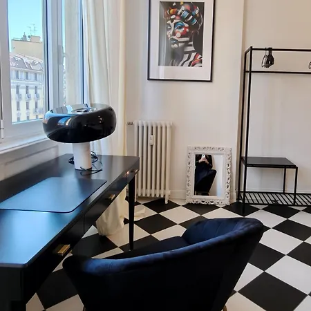 Black And White In Downtown With Ac, Wifi And Subway M1 M2 Airoport Connected, Station *